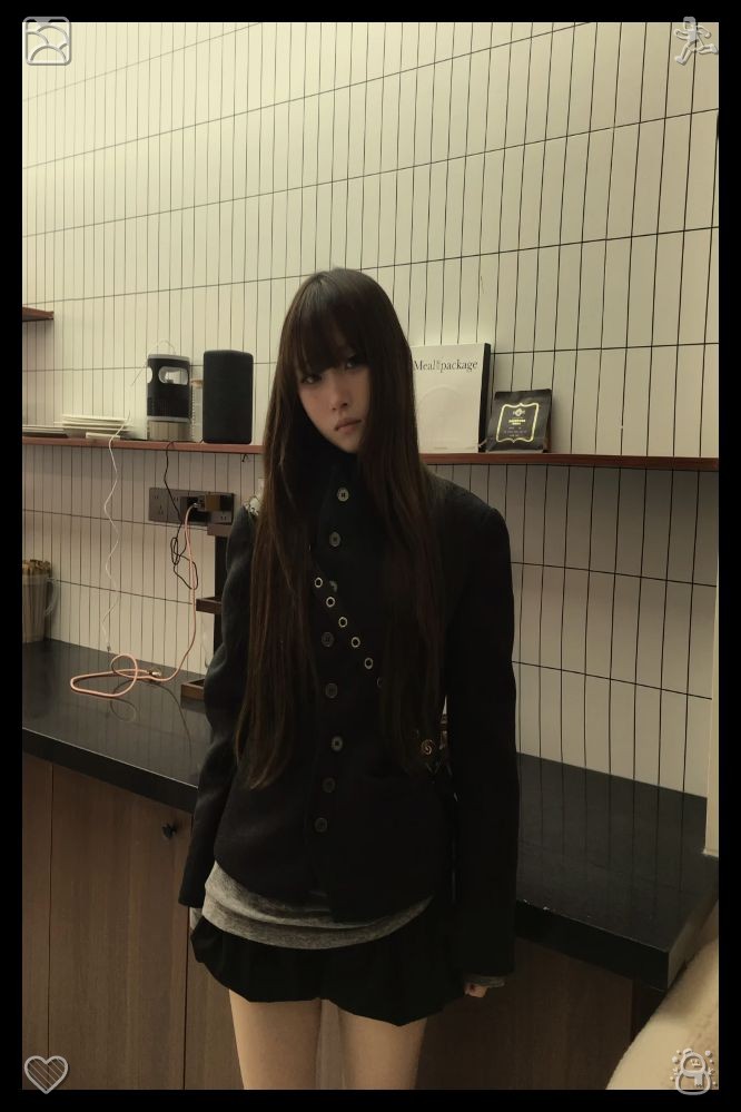l_akamura's tweet photo. 🍡Rock music in headphonesBlack patterned socksShe pours the mint tea into their cups, adding a slice of lemon to each, and sets them on the table, “It’s not as strong as the Earl Grey, but it’s refreshing, perfect for a warm afternoon like today.” https://t.co/wLTnc854Rt