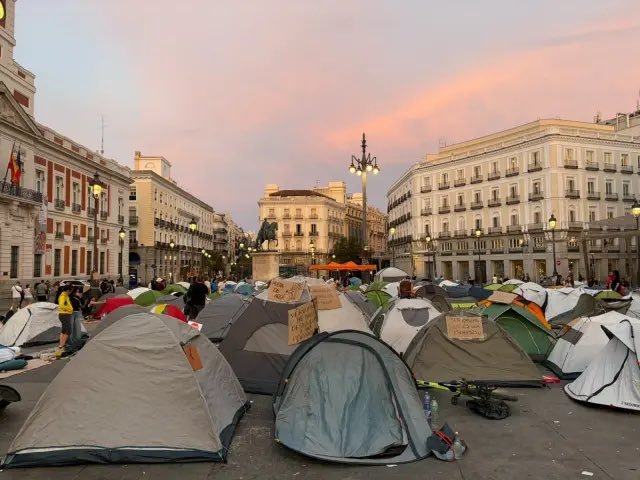 _Chule_74's tweet photo. La solución a el problema de la vivienda,es darle a todos estos un pico y una pala en vez de una paga. https://t.co/CAakq3vfN7