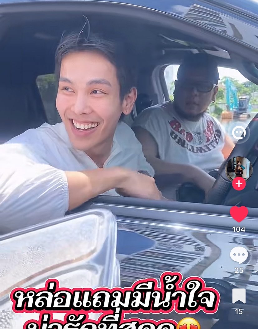 urmiepink's tweet photo. พี่ตรีน่ารักมากเลยอะ ขับรถลุยน้ำไปแจกของเองเลย เท่มากเลยพอระพัด 🫶🏻 https://t.co/FSYW4S1X7L