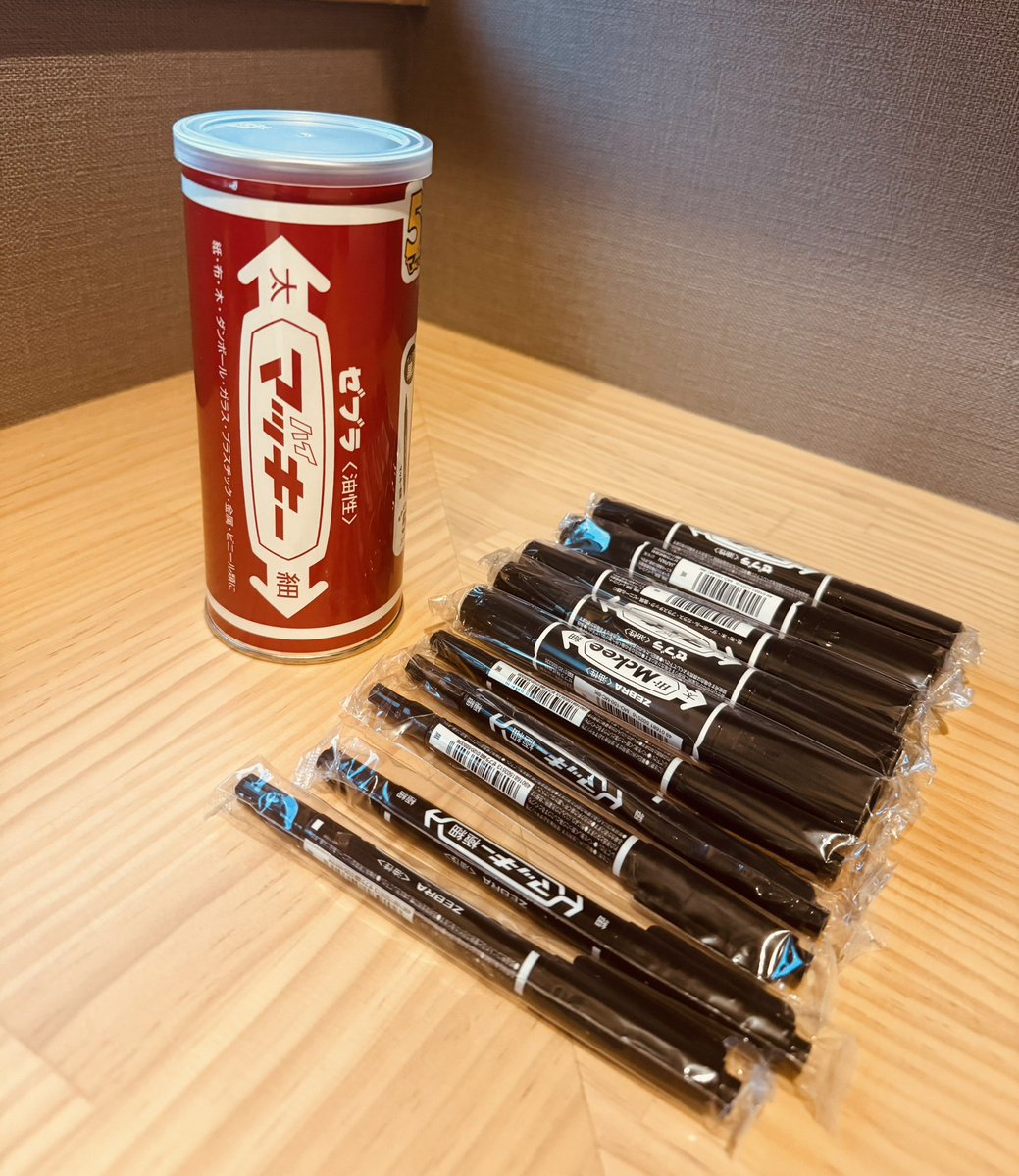 LouisettePetiot's tweet photo. この缶🥫欲しさに買ったはいいが…
こんなに黒マッキー使わんなぁ😑

明日から家中のあらゆるものに名前書いて回ります🖊️

#マッキー https://t.co/cc0SvaVCkf