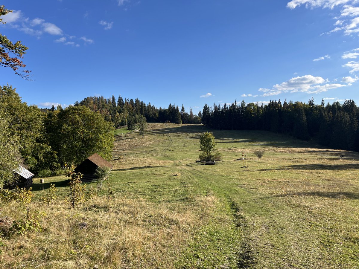 webekacko's tweet photo. …následne cez ďalšiu nádhernú poľanu #StudňaNaMuránskejPlanine až na nocľahovú romantiku #NižnáKľaková s večerným ohníkom povedľa útulne. https://t.co/0nt7gFFAP8