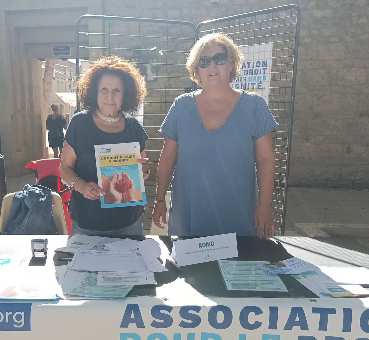 ADMD_34's tweet photo. Au Forum de la #Santé de #Frontignan, nos bénévoles ont échangé avec le public et présenté l’action de l’ADMD en faveur du droit de choisir sa #FindeVie.
Vous partagez cet engagement ? 
👉Rejoignez-nous et adhérez à l’ADMD sur https://t.co/ws78lw7sfc. https://t.co/9sK7giHGXj