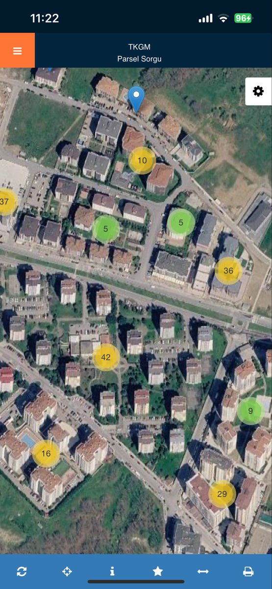 mulkmuhendisi1's tweet photo. Konut alırken çoğu kişinin bakmadığı, ama sizin mutlaka incelemeniz gereken bir veri var:

Bir bölgede geçen yıl kaç gayrimenkulün alınıp satıldığını görebiliyorsunuz.

Üstelik bunun için emlakçıdan duyum almaya gerek yok. Veriye kendiniz ulaşabilirsiniz.

📍 Parsel Sorgu uygulamasına girin:

Analiz → Alım Satım Yoğunluğu → 2025 → İl → İlçe → Küme Haritası

Haritada bölgelerin alım-satım yoğunluklarını gösteren rakamlar karşınıza çıkıyor.

Bu veri size şu soruların cevabını verebilir:

▪️ Bölgede ne kadar satış gerçekleşmiş?
▪️ Hangi bölgelerde gayrimenkul hareketliliği daha yüksek?
▪️ Yatırım düşündüğünüz bölgede gerçekten bir alım-satım talebi var mı?
▪️ Aynı ilçede hangi bölgeler daha hareketli?

Çünkü gayrimenkulde sadece “Bu ev ne kadar eder?” sorusuna değil,

“Bu bölgede gayrimenkul ne kadar hızlı el değiştiriyor?” sorusuna da bakmak gerekir. Likidite önemli. 

Fiyat, metrekare ve kira önemli.

Ama bölgenin gerçek hareketini görmek, yatırım kararında gözden kaçırılmaması gereken başka bir veridir.

📌 Bu paylaşımı kaydedin.
Ev, arsa veya yatırım amaçlı gayrimenkul alırken tekrar işinize yarayabilir.

Gayrimenkulde veriye dayalı analizler ve gerçekten işinize yarayacak bilgiler için beni takip edebilirsiniz.