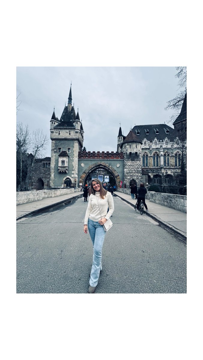 glsnnak's tweet photo. 𝓑𝓾𝓭𝓪𝓹𝓮𝓼𝓽 🇭🇺🏰🇪🇺

#VajdhunyadCastle #Varosliget #Budapest #Hungría #Europe #MiniTrip #CountryN32 #Discovering #EnjoyingLife #Memories #LovelyWeekend #Moments #Top #LovelyCities #TravellingAround #Wanderlust #WeekendMood #Fortunate https://t.co/wbTOTgFgse