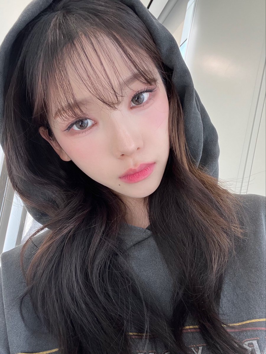 mydeepbluu's tweet photo. 후드 뒤집어쓴 셀카 좋고 느낌 다 달라서 더 좋고 https://t.co/mLkMKuM7IA