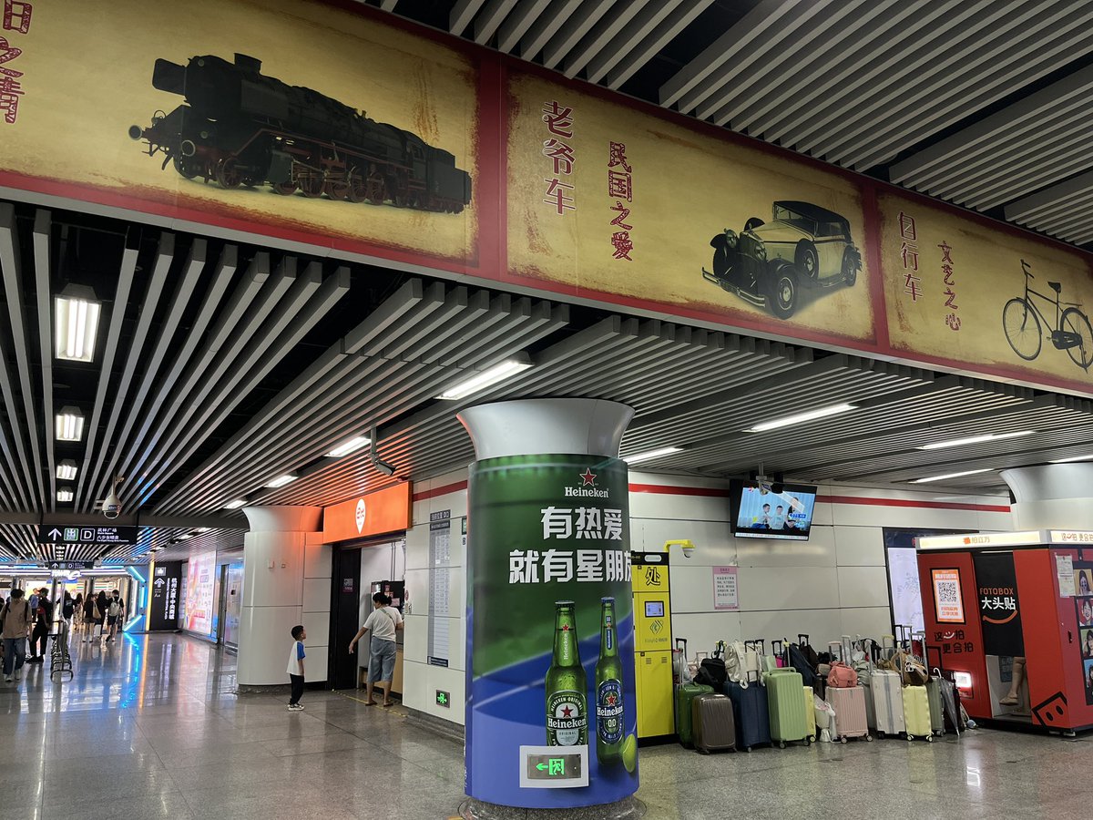 Ian00717's tweet photo. 前几天到杭州游玩，在武林广场地铁站，无意中经历了“令人震惊”的一幕。
打算寄包但寄存柜全满，惊奇地发现寄存柜旁边，一地的各式行李箱及背包贴着墙边。国内的治安真的好到了“路不拾遗”的级别？有点不太敢信，试试看的心态，把自己的背包放在地上一角，两个小时左右后回来根本没事儿！大赞！ https://t.co/93Ek8wrnNj