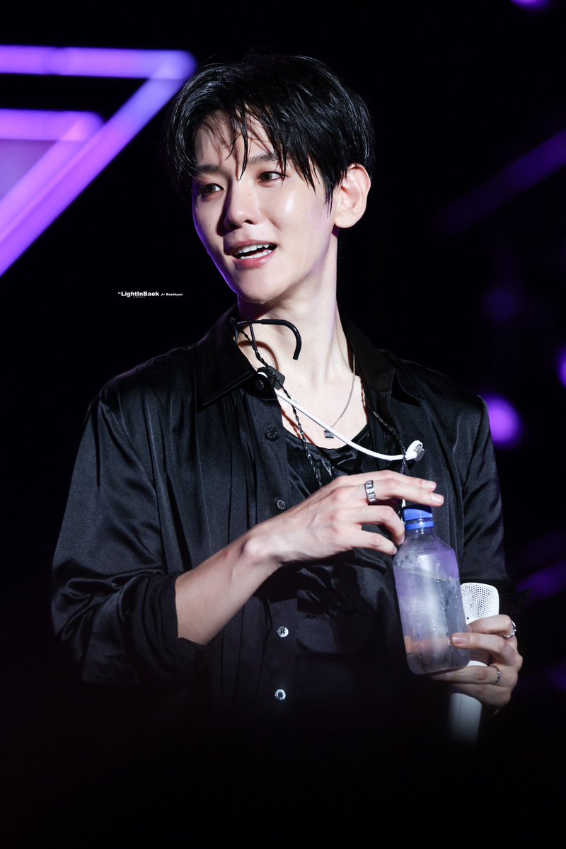 LightInBaek0506's tweet photo. 260927 KARZY Taipei

@B_hundred_Hyun @INB100_official 
#BAEKHYUN #백현 #변백현 #ベッキョン https://t.co/b7J15fivRq