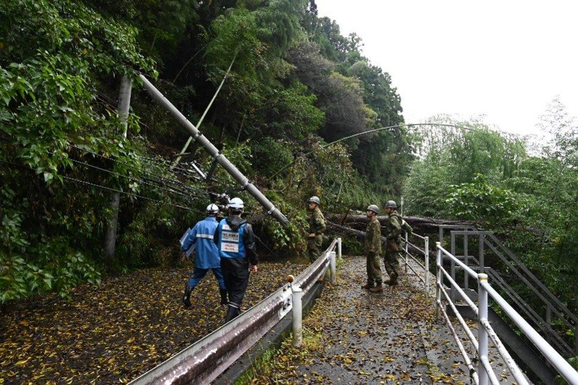 jgsdf_1stAbnB's tweet photo. 【台風２５号に伴う災害派遣活動⑤】
#第１空挺団 は、台風２５号に伴う災害派遣活動を実施中です。
千葉県内各地で発生している停電の復旧に向け、関係機関と連携しつつ、電力復旧の妨げとなる倒木を除去し、道路啓開を進めています。
#AirBorne #千葉県 #台風２５号 #災害派遣 https://t.co/VubQlZSlMo