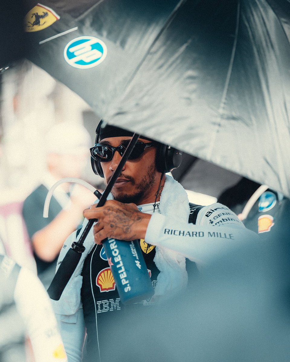 ScuderiaFerrari's tweet photo. All eyes on the Bahrain GP 🤝 https://t.co/SKnAgkIPbF