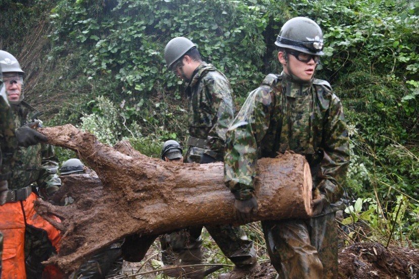 jgsdf_1stAbnB's tweet photo. 【台風２５号に伴う災害派遣活動⑤】
#第１空挺団 は、台風２５号に伴う災害派遣活動を実施中です。
千葉県内各地で発生している停電の復旧に向け、関係機関と連携しつつ、電力復旧の妨げとなる倒木を除去し、道路啓開を進めています。
#AirBorne #千葉県 #台風２５号 #災害派遣 https://t.co/VubQlZSlMo