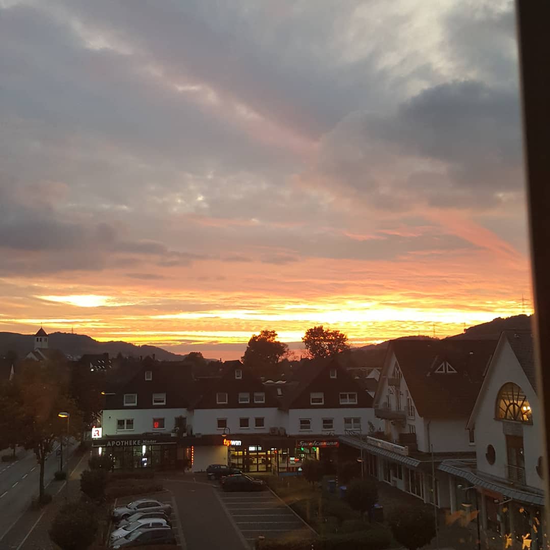 tiagokarrinho's tweet photo. Sonnenuntergang... #meschede #sauerland #wanderlust #heimatliebe #eversberg #mountains #berge #vakantie #nature #outdoor #hike #hiking #autumn #herbst #walking #pictureoftheday #wandern #samstag #saturday #stressless #soulfood #sunset #trees #wald https://t.co/yTbLYyBkHo