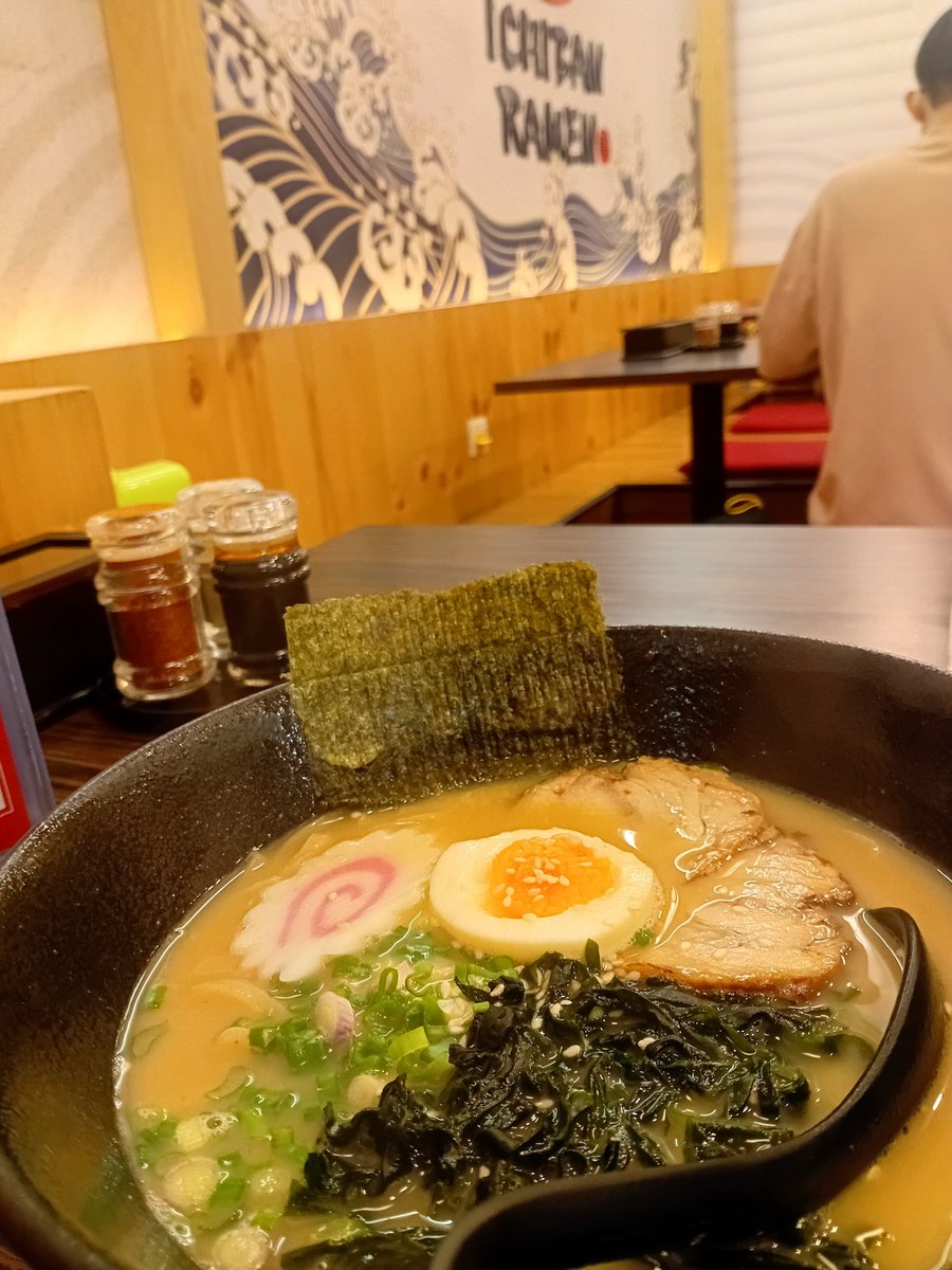 azmituanc0b's tweet photo. Separuh harga, full ramen mood. 🍜
Panas. Soupy. Clear broth. https://t.co/xCJdjfiHMZ