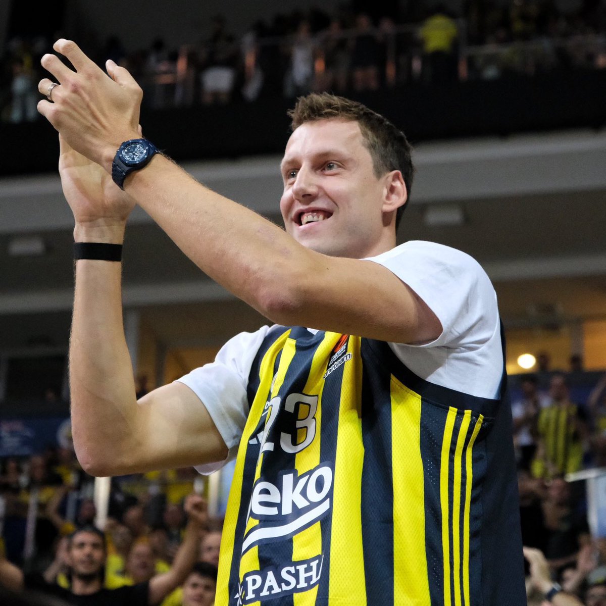 erennocaak's tweet photo. Bu akşam çok özel bir ismi Ülker Arena’da ağırlayacağız. Ne olursa olsun, vedası nasıl gerçekleşmiş olursa olsun Jan Vesely bu şubenin en büyük isimlerinden birisidir.

Bir neslin Fenerbahçe Basketbol’u daha büyük tutkuyla izlemesini sağlayan oyuncuların başında gelir. “Uçalım Vesely” tezahüratını dillere pelesenk eden isimdir.

Evet vedası biraz kırıcıydı. Ama o dönem şubenin hali de ortadaydı. Ben kendi adıma ne yaşanırsa yaşansın Jan’ın bu kulübe kattıklarını unutmayacağım.