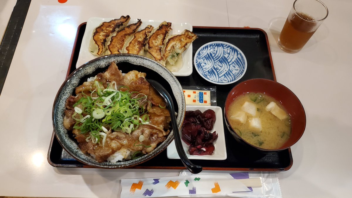 Infinity_diablo's tweet photo. 今日は、時差出勤で早く出勤して早く帰れたので、速攻晩御飯ダッシュかました🏃💨💨💨

開店30分前到着でポールポジションGETしたけど、17時ジャストには既に7組も殺到してた件😇

豚カルビ丼大盛りと餃子🥟と持ち帰りで焼きそば注文デース😋✨

本当、好きすぎて毎日、食べに行きたくなる🤣🤣🤣 https://t.co/kE6kQA7Jwx
