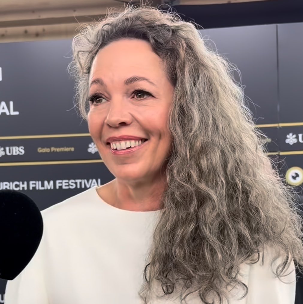milfsandraoh's tweet photo. OLIVIA AND HER GORGEOUS HAIR https://t.co/PBtjXkavBi