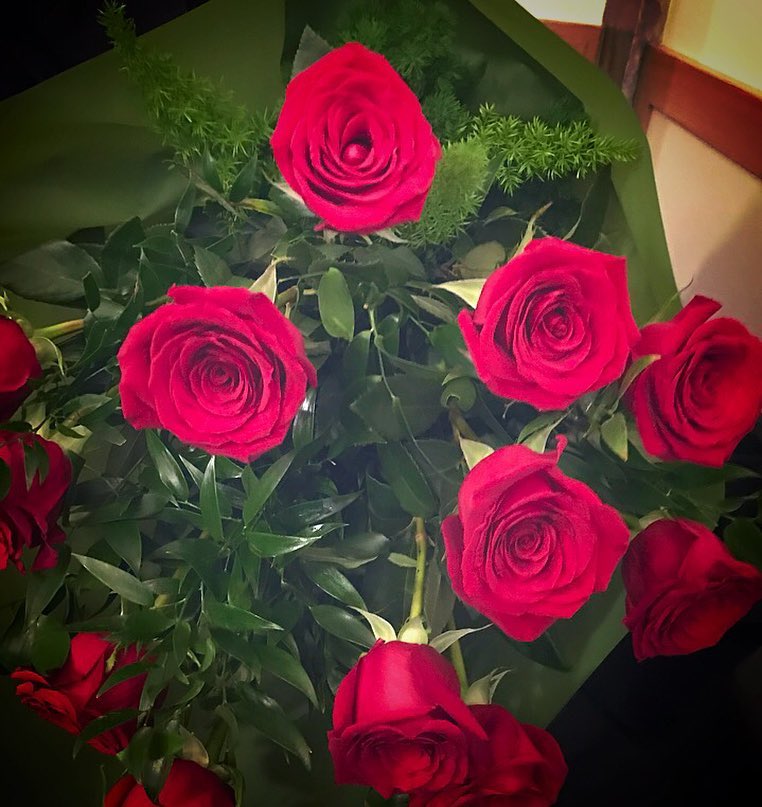 raphaoliveira23's tweet photo. •"Da te, gli uomini", disse il piccolo principe, "coltivano cinquemila rose nello stesso giardino... " e non trovano quello che cercano... " "Non lo trovano", risposi. "E tuttavia quello che cercano potrebbe essere trovato in una sola rosa o in un https://t.co/gN4UTJev3j