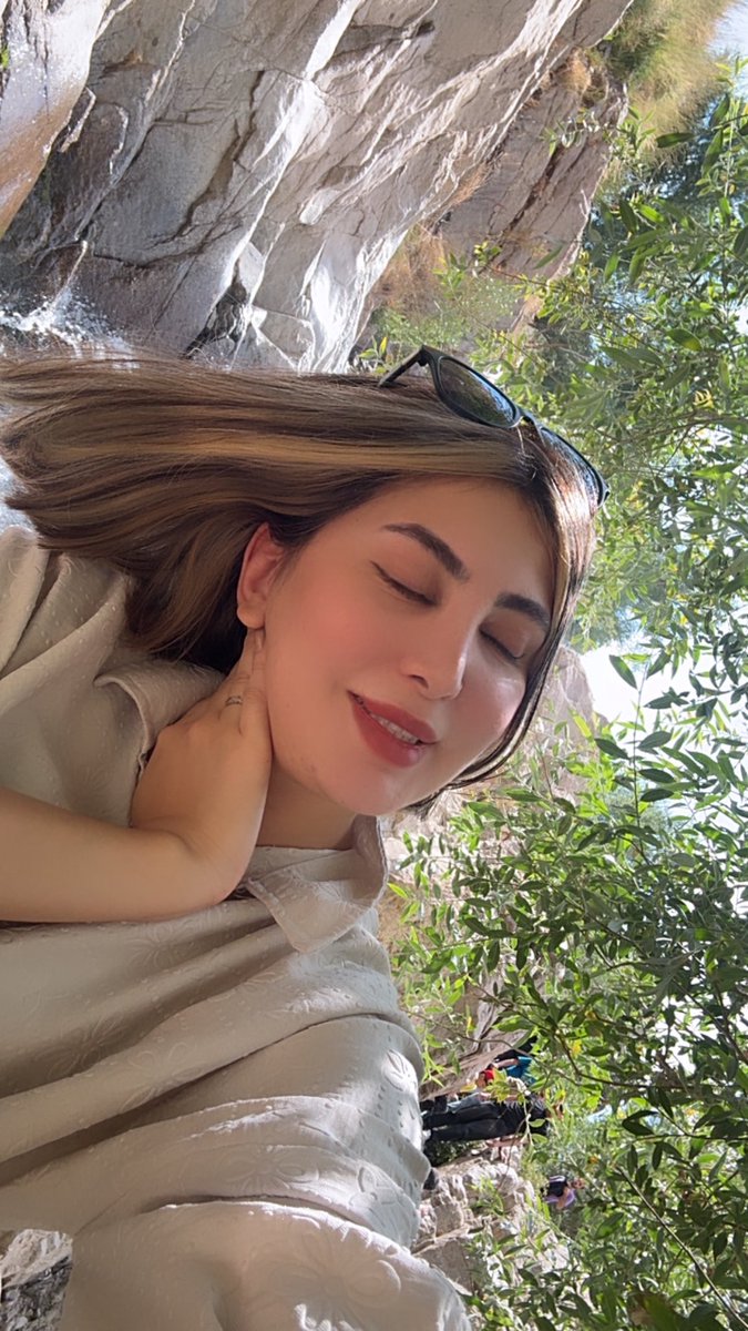 zehra_akhtari's tweet photo. یادتونه قدیما دخترا الکی به دوس پسراشون میگفتن برام خواستگار اومده؟ من بهش گفتم برام خواستگار اومده اینم فکر کرد الکی میگم زد به مسخره بازی و شوخی، هفته بعد عقدم بود خبر بهش رسیده بود مامانشو فرستاد دم در خونمون بابامم دعوتشون کرد داخل و الان تو فیلم عقدم مامان و خواهرش هستن😂 https://t.co/BC1eUbduoS