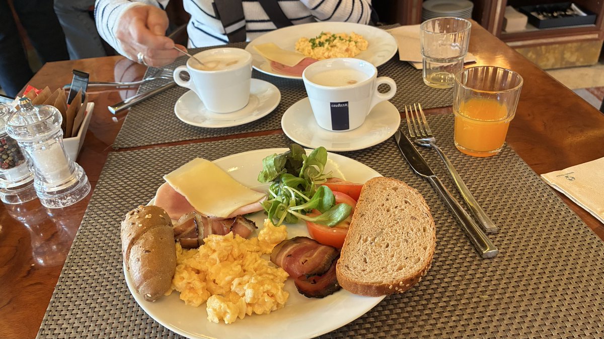 SLP_CPC's tweet photo. @GalianaRgm @DoleraManuel @VictorFCorreas @JoseVK62 Buenos días Galiana y amigos, llegamos a compartir nuestro desayuno desde Praga, que tengan un día maravilloso, nosotros ya lo tenemos 
🙏🎼☕️🙃 https://t.co/UEAiTOZ1w6