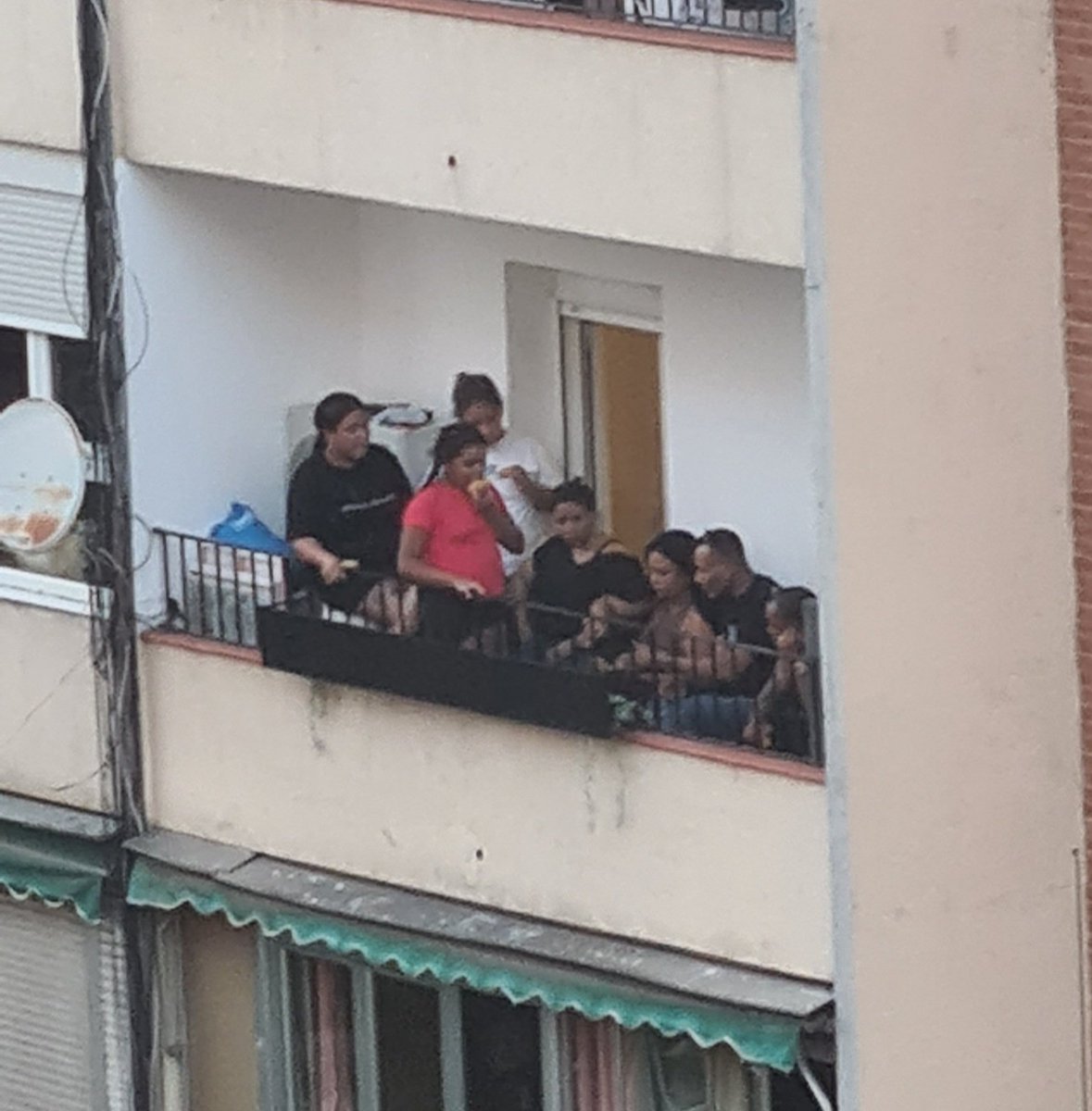 LleonardDiCapri's tweet photo. El principal problema de l'habitatge és el que és. Us el podeu prendre com vulgueu.

Després ja si voleu parlem d'especuladors, de fons voltor, d'Ayuso i del que calgui però mentre les polítiques d'immigració siguin que aquí entra qualsevol, us podeu oblidar de tot. https://t.co/WHJwAMchmf