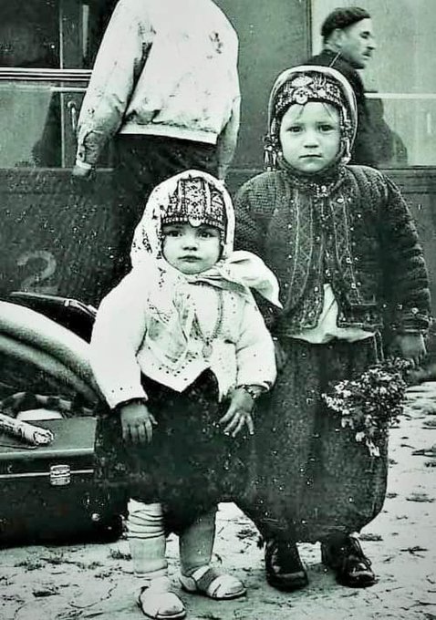 TurkunDunyasi's tweet photo. 1951, Kapıkule Sınır Kapısı'ndan anavatanlarına sığınmış Bulgaristan göçmeni Türk çocukları. https://t.co/viaAJfQl9M