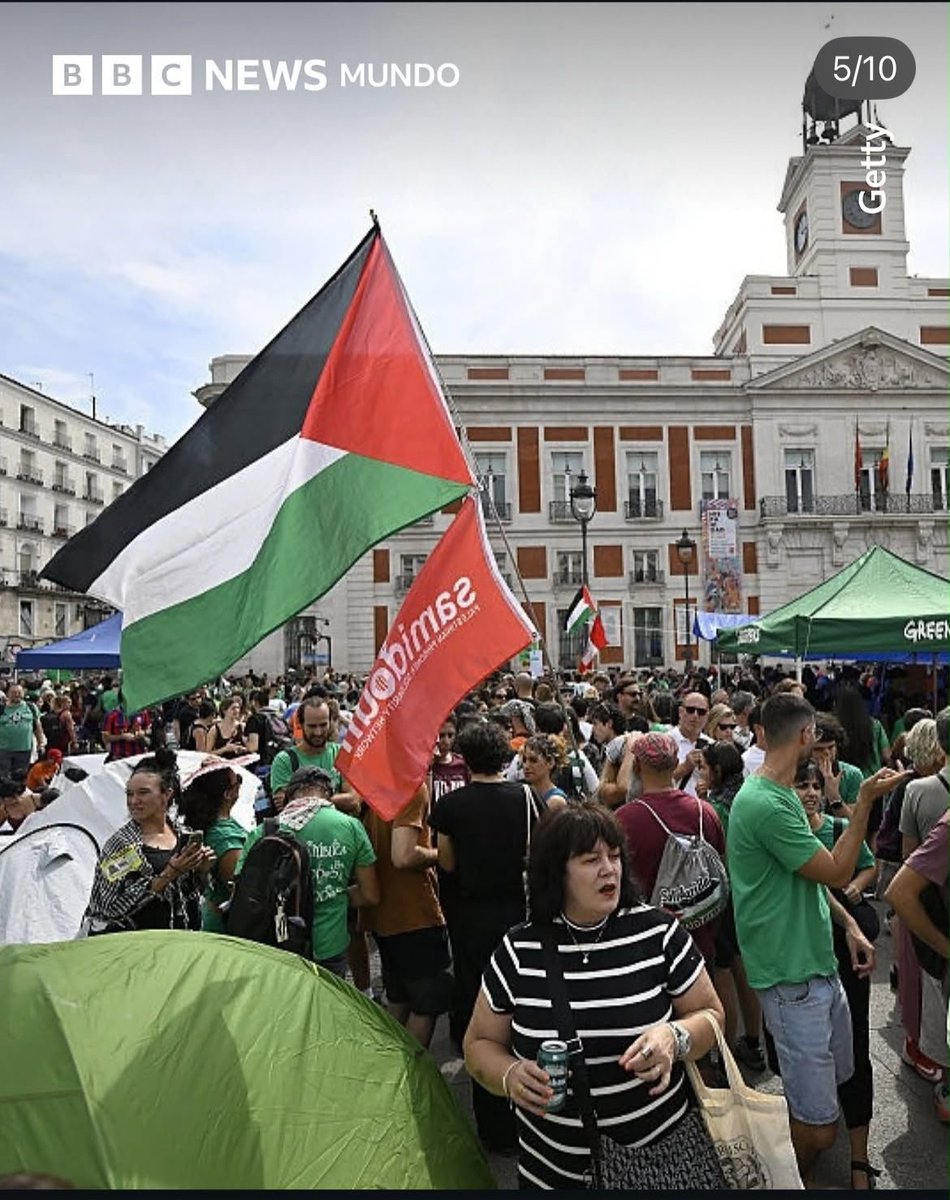 dlacalle's tweet photo. Vergonzoso.

Los agitadores de ultraizquierda de "la vivienda" con la bandera de Samidoun, una organización terrorista ilegalizada en varios países, incluida Alemania, EEUU y Canadá.

No son casualidades.

https://t.co/3a76A3uvuV https://t.co/rxGUNVwDqT