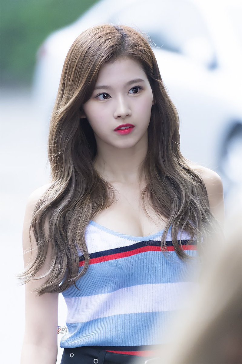 Your_Sana's tweet photo. มึงงงงกูมันเมนซานะปลอม กูสมควรโดนไล่ออกจากความเป็นเมนซานะ อ้วนมันมีขี้แมลงวันตรงแก้มมานานมาก แต่กูจำไม่เห็นได้ว่าชีมีมันมาตลอด ฮือออออกูมันแย่😭😭😭😭😭😭😭😭 https://t.co/f9paGXmiGH