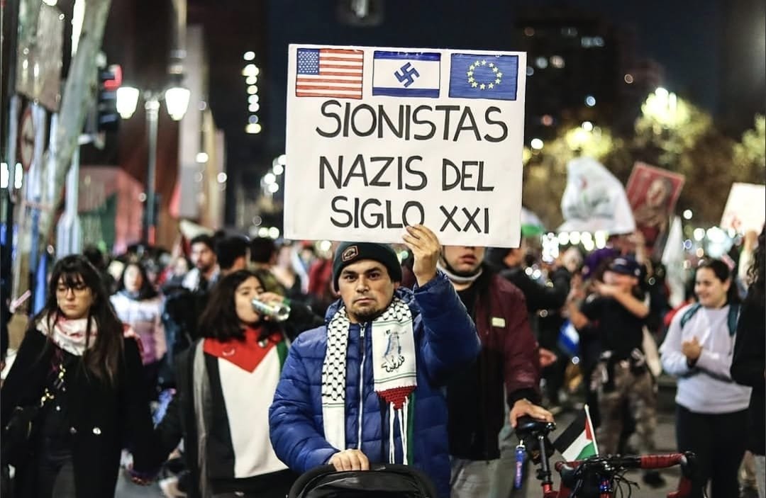 FontirroigPablo's tweet photo. 🚨🇨🇱Chile, 2025: refugiados palestinos venidos de Gaza protestan en las calles de Santiago de Chile.
🕵‍♂️Estos refugiados, 65 en su mayoria son familiares de Combatientes de Hamas, Brigadas Al-Qasam y Brigadas Al-Quds.
👀🇮🇱¿Si es contra Israel Esta Bien? https://t.co/cmXhueA2gm