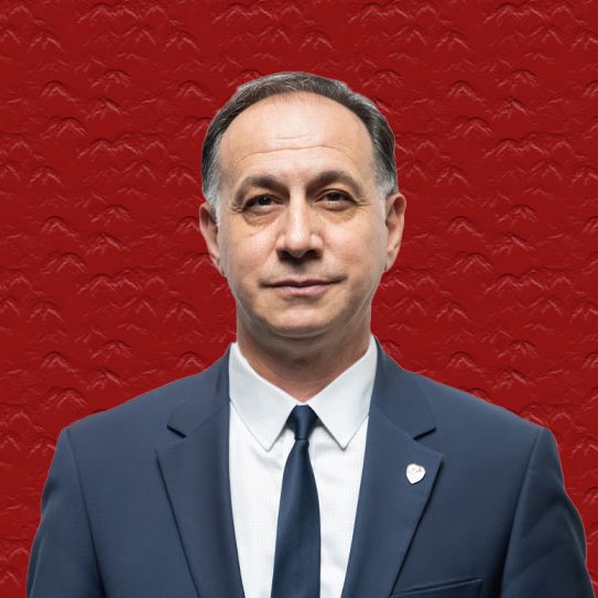 GazeteFont's tweet photo. Gözaltına alınan MHK Başkanı Ferhat Gündoğdu ve diğer isimler hakkındaki iddialar:

-Objektif ve gerekçeli bir karar göstermeden bazı hakemleri klasman dışı bıraktıkları,

-Bazı hakemlere görev vermedikleri veya sistematik şekilde oyaladıkları,

-Bazı hakemlere ayrıcalıklı davrandıkları,

-Puanlama ve atama süreçlerine müdahale ettikleri,

-2022 ve 2024 yıllarında hazırlanan hakem ve gözlemci listelerinde usulsüz değişiklikler yaptıkları,

-2025 yılında Riva’da gerçekleştirilen kural sınavında sorulara ve notlandırma sürecine müdahale ettikleri,

-Bazı hakemlerin sınav sonuçlarını değiştirdikleri iddia ediliyor.