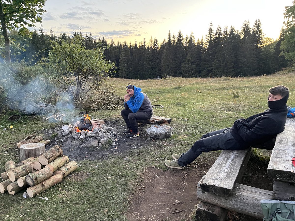 webekacko's tweet photo. Noc na #NižnáKľaková bola chladná, ale nie krízová. Až na nešťastného člena výpravy s rozpáranou karimatkou! https://t.co/KYqRzK2tz9