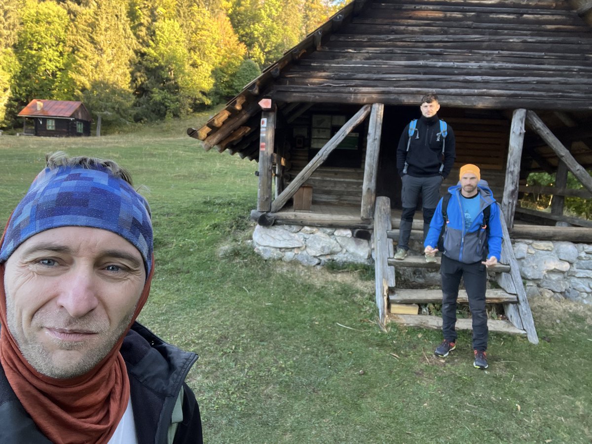 webekacko's tweet photo. Noc na #NižnáKľaková bola chladná, ale nie krízová. Až na nešťastného člena výpravy s rozpáranou karimatkou! https://t.co/KYqRzK2tz9