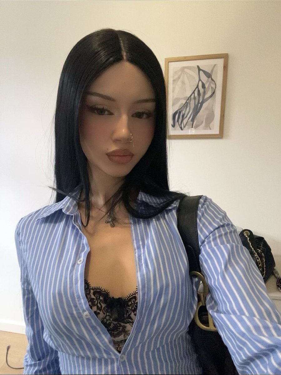 vftradess's tweet photo. Morning 🩵🤭 https://t.co/LmaZJ05yMm