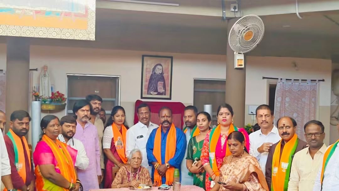 Bhanumati4BJP's tweet photo. #SevaSankalpAbhiyan కార్యక్రమంలో భాగంగా ఈరోజు ఓబీసీ మోర్చా మహంకాళి సికింద్రాబాద్ జిల్లా అధ్యక్షులు Suresh Kumar Yelakonda అన్నగారి ఆధ్వర్యంలో వృద్ధుల ఆశ్రమంలో  భోజనం ఏర్పాటు చేయడం జరిగింది.
@BJP4OBCMorcha https://t.co/EARsHM1yTo