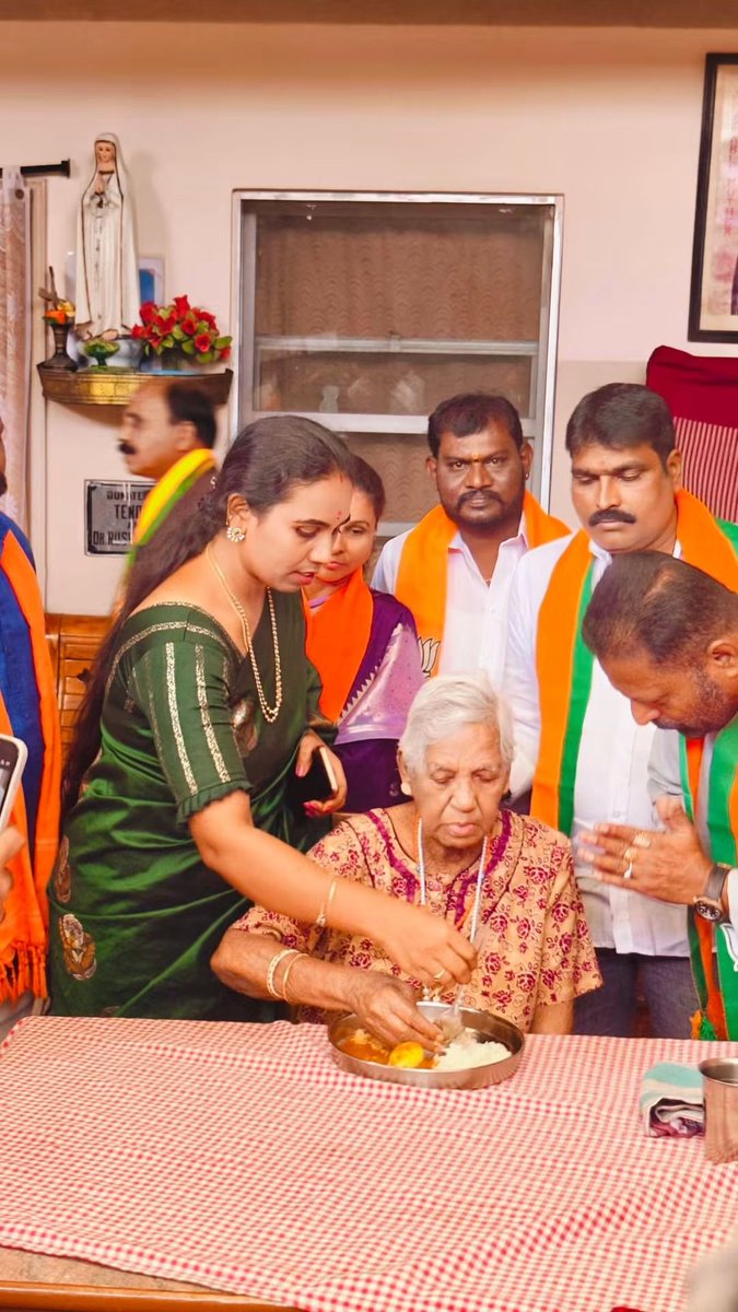 Bhanumati4BJP's tweet photo. #SevaSankalpAbhiyan కార్యక్రమంలో భాగంగా ఈరోజు ఓబీసీ మోర్చా మహంకాళి సికింద్రాబాద్ జిల్లా అధ్యక్షులు Suresh Kumar Yelakonda అన్నగారి ఆధ్వర్యంలో వృద్ధుల ఆశ్రమంలో  భోజనం ఏర్పాటు చేయడం జరిగింది.
@BJP4OBCMorcha https://t.co/EARsHM1yTo