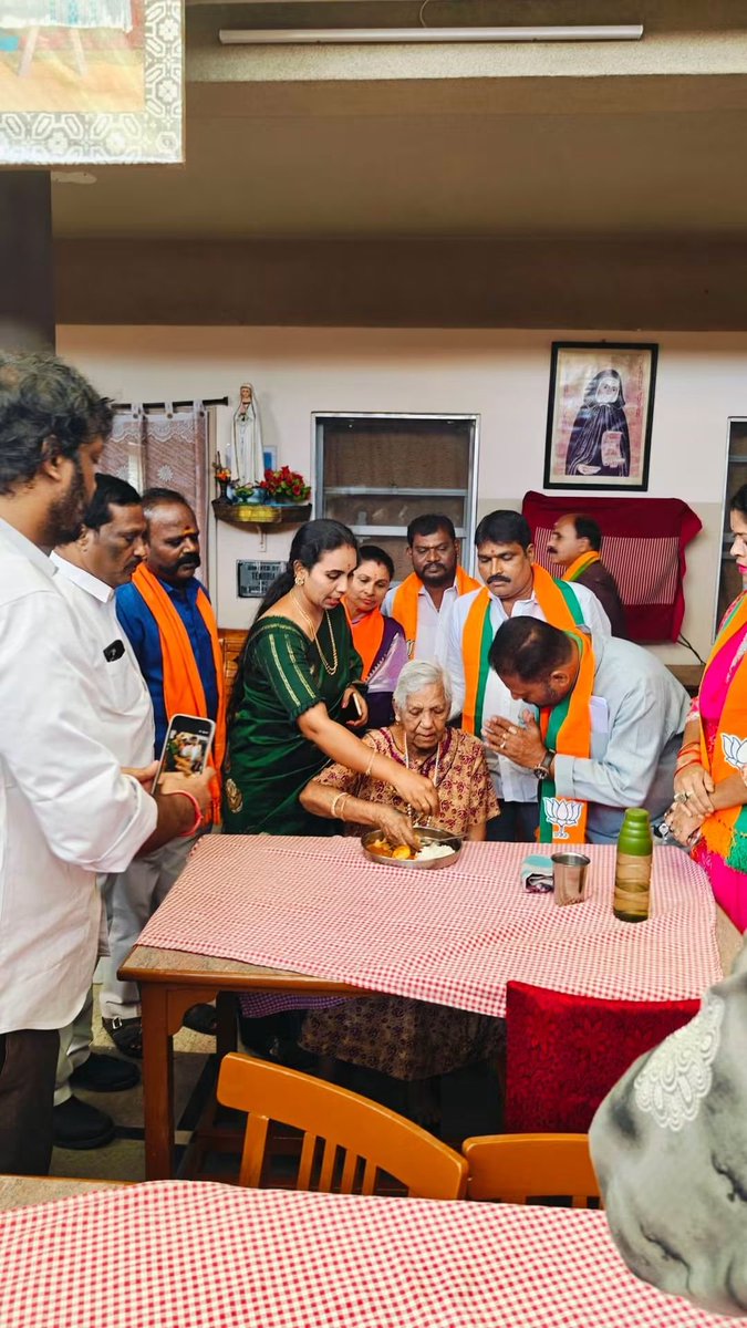 Bhanumati4BJP's tweet photo. #SevaSankalpAbhiyan కార్యక్రమంలో భాగంగా ఈరోజు ఓబీసీ మోర్చా మహంకాళి సికింద్రాబాద్ జిల్లా అధ్యక్షులు Suresh Kumar Yelakonda అన్నగారి ఆధ్వర్యంలో వృద్ధుల ఆశ్రమంలో  భోజనం ఏర్పాటు చేయడం జరిగింది.
@BJP4OBCMorcha https://t.co/EARsHM1yTo