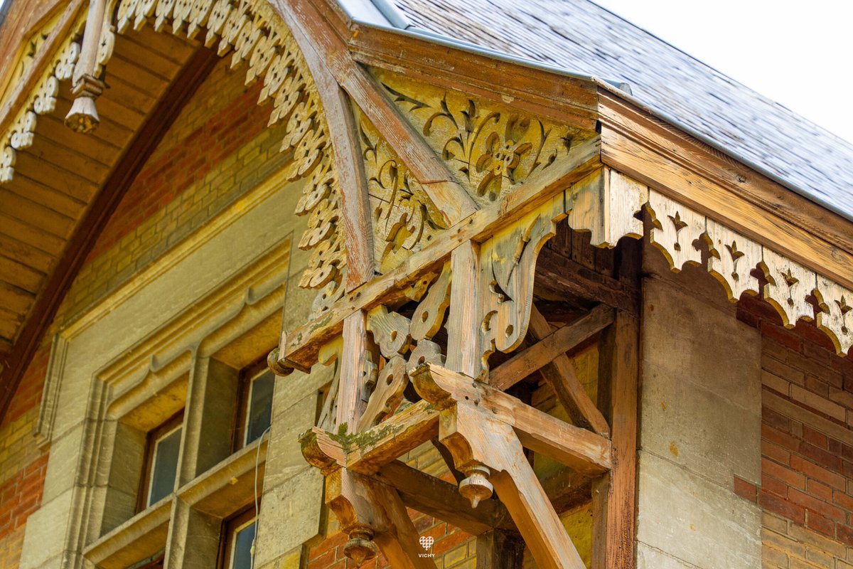 VilleDeVichy's tweet photo. [#PatrimoineUNESCO] 🏛️ Un chalet qui veille sur Vichy depuis 1864.
À l’entrée des parcs d’Allier, cette petite bâtisse raconte un bout de l’histoire thermale : chalet d’inspiration parisienne, logement des gardes puis bureau d’octroi. 
🔗 https://t.co/oWKabrX2vM https://t.co/2aD2KFoc7g