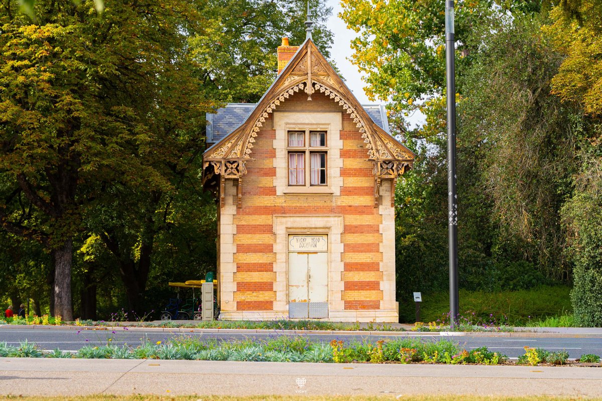 VilleDeVichy's tweet photo. [#PatrimoineUNESCO] 🏛️ Un chalet qui veille sur Vichy depuis 1864.
À l’entrée des parcs d’Allier, cette petite bâtisse raconte un bout de l’histoire thermale : chalet d’inspiration parisienne, logement des gardes puis bureau d’octroi. 
🔗 https://t.co/oWKabrX2vM https://t.co/2aD2KFoc7g