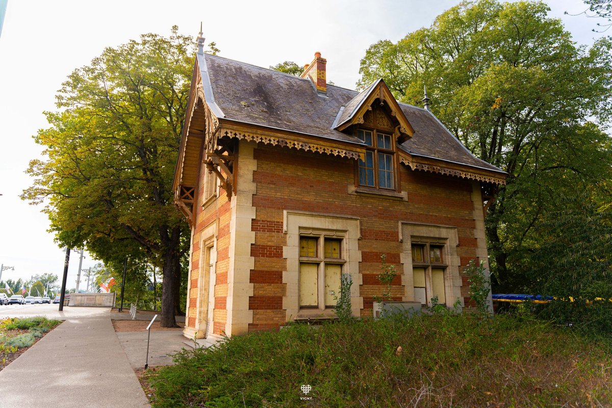 VilleDeVichy's tweet photo. [#PatrimoineUNESCO] 🏛️ Un chalet qui veille sur Vichy depuis 1864.
À l’entrée des parcs d’Allier, cette petite bâtisse raconte un bout de l’histoire thermale : chalet d’inspiration parisienne, logement des gardes puis bureau d’octroi. 
🔗 https://t.co/oWKabrX2vM https://t.co/2aD2KFoc7g