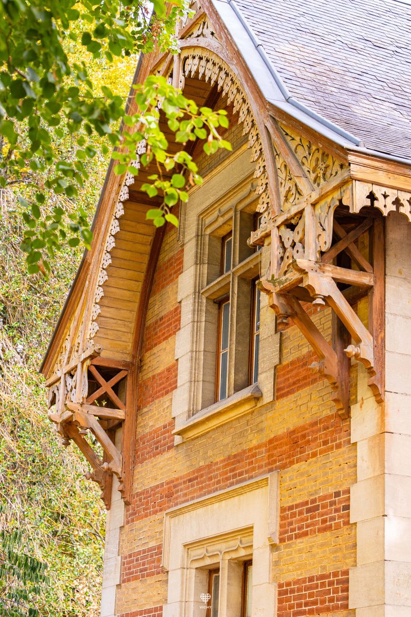 VilleDeVichy's tweet photo. [#PatrimoineUNESCO] 🏛️ Un chalet qui veille sur Vichy depuis 1864.
À l’entrée des parcs d’Allier, cette petite bâtisse raconte un bout de l’histoire thermale : chalet d’inspiration parisienne, logement des gardes puis bureau d’octroi. 
🔗 https://t.co/oWKabrX2vM https://t.co/2aD2KFoc7g