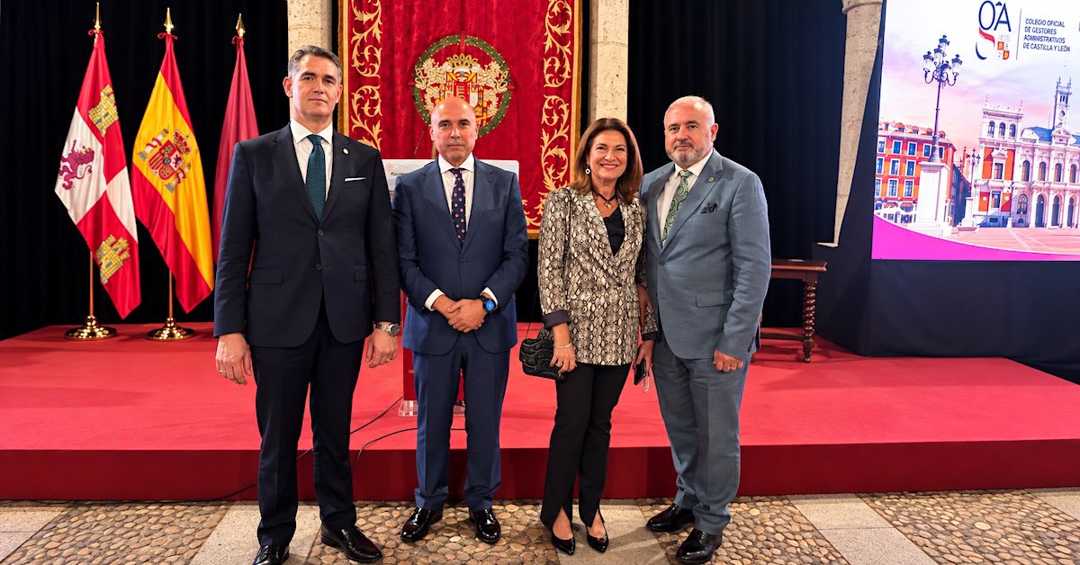 CAndaluzGA's tweet photo. ✅El @ColegiogAMalaga estuvo representado por su presidenta, Virginia Martín Lara, y por su tesorero, Rafael Luque, en los actos organizados por @GestoresCyL con motivo de San Cayetano. https://t.co/Ysf8zcgQCu
