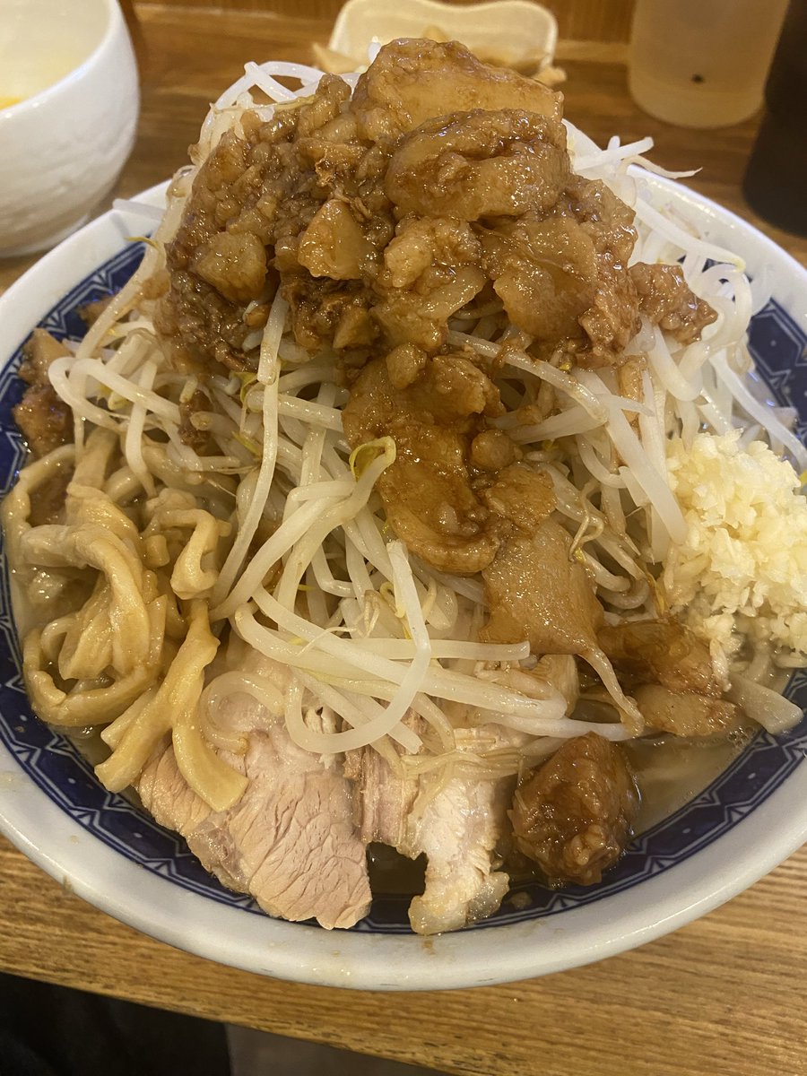 kunny_train_sin's tweet photo. 大久保  自家製麺223
■小ラーメン＋メンマ＋タマゴ（野菜ちょいマシニンニクマシアブラマシマシ・麺が美味い） https://t.co/BMHQnT2u0p