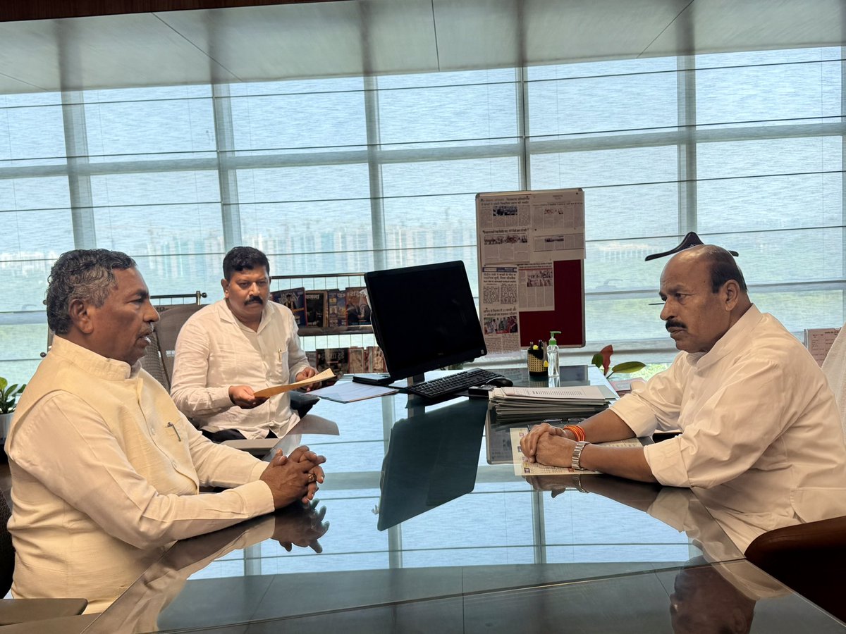 SWDGoK's tweet photo. ಇಂದು ನವದೆಹಲಿ ಯಲ್ಲಿ ಕೇಂದ್ರದ ಸಾಮಾಜಿ‌ಕ ನ್ಯಾಯ ಮತ್ತು ಸಬಲೀಕರಣ ಇಲಾಖೆ  ಸಚಿವರಾದ ಡಾ.ವೀರೇಂದ್ರ ಕುಮಾರ್ ರವರನ್ನು ಮಾನ್ಯ ಸಮಾಜ ಕಲ್ಯಾಣ ಇಲಾಖೆಯ ಸಚಿವರಾದ ಕೆ ಹೆಚ್. ಮುನಿಯಪ್ಪ ರವರು ಬೇಟಿ ಮಾಡಿ ಚರ್ಚಿಸಿದರು. 
@Drvirendrakum13 https://t.co/Y366eAQJDB