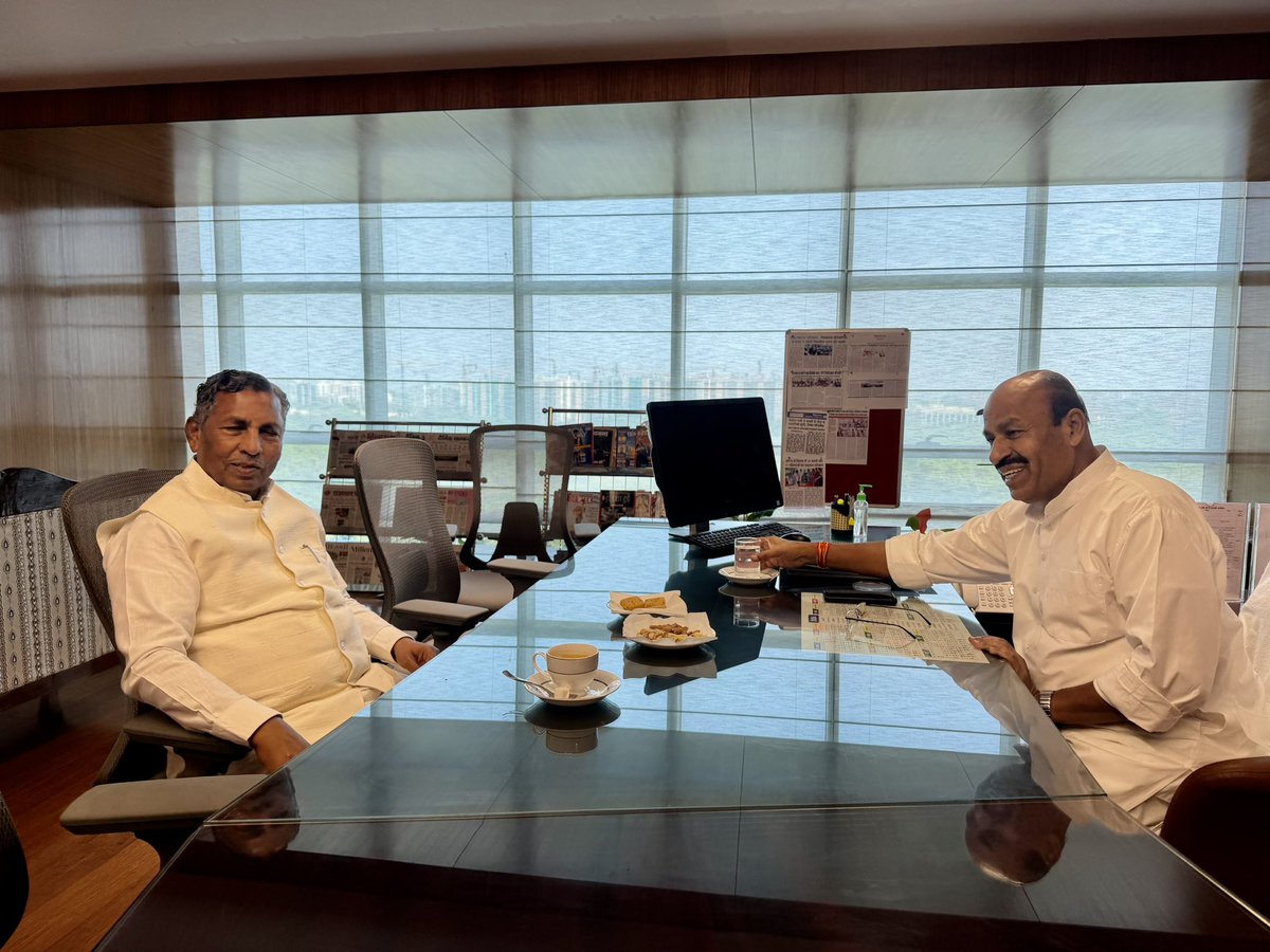 SWDGoK's tweet photo. ಇಂದು ನವದೆಹಲಿ ಯಲ್ಲಿ ಕೇಂದ್ರದ ಸಾಮಾಜಿ‌ಕ ನ್ಯಾಯ ಮತ್ತು ಸಬಲೀಕರಣ ಇಲಾಖೆ  ಸಚಿವರಾದ ಡಾ.ವೀರೇಂದ್ರ ಕುಮಾರ್ ರವರನ್ನು ಮಾನ್ಯ ಸಮಾಜ ಕಲ್ಯಾಣ ಇಲಾಖೆಯ ಸಚಿವರಾದ ಕೆ ಹೆಚ್. ಮುನಿಯಪ್ಪ ರವರು ಬೇಟಿ ಮಾಡಿ ಚರ್ಚಿಸಿದರು. 
@Drvirendrakum13 https://t.co/Y366eAQJDB