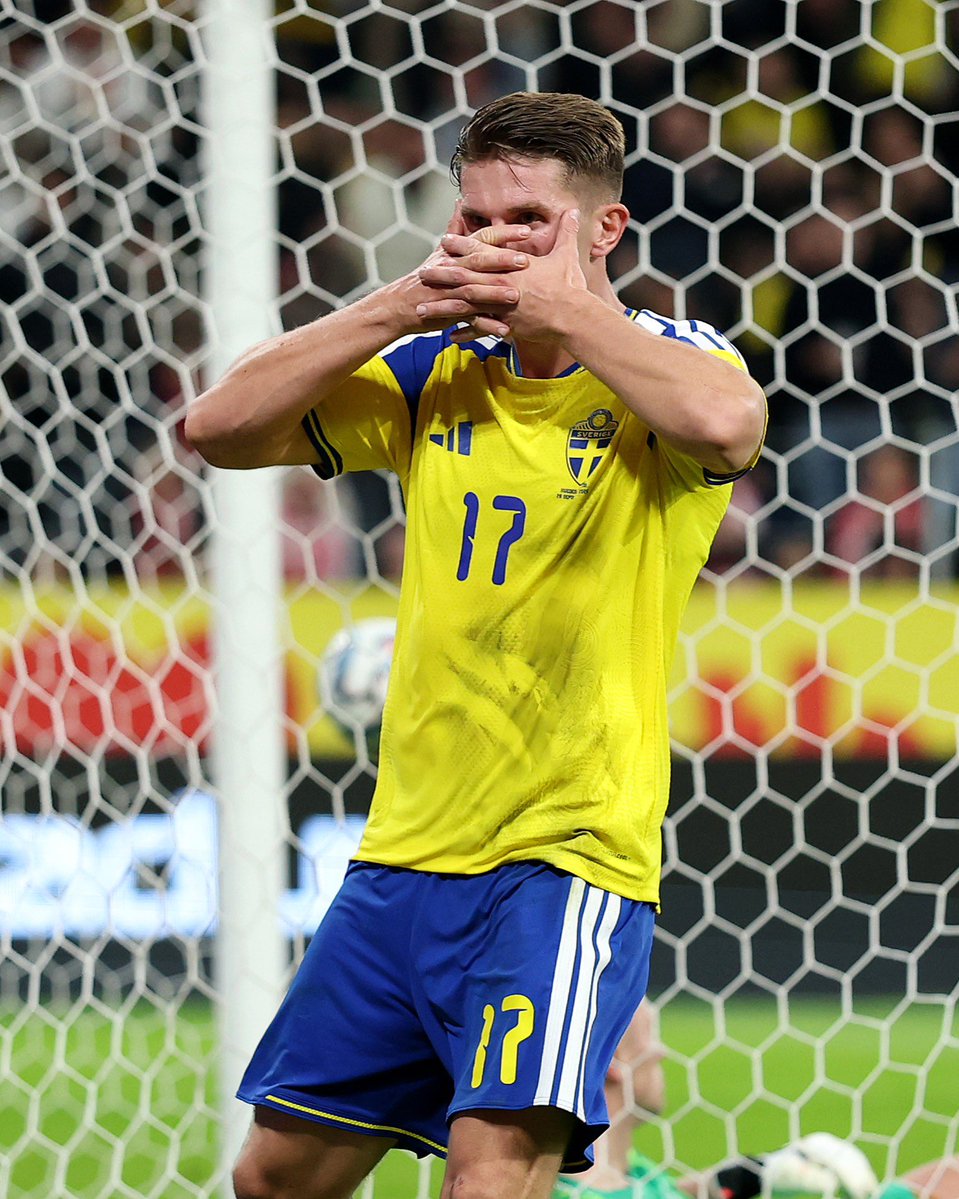 Archivesznz's tweet photo. 🚨🇸🇪 Zlatan Ibrahimović on Viktor Gyökeres after his goal against Poland:

🗣️ Zlatan Ibrahimović: “Gyökeres is one of the best strikers in the world. I laugh when people criticize him for not scoring enough at Arsenal.

If he isn’t scoring, ask yourself: are they creating chances for him? He joined Arsenal last season, helped them win their first league title in 22 years and scored more than 20 goals. That’s what top strikers do.

A striker can’t create everything by himself. You need to give him chances. If Arsenal created chances and he missed them, I’d understand the criticism. That’s not what I see.

Look at him with Sweden. They create chances and he scores. He’s one of the main reasons we’re going to the World Cup.

For me, he will always be a world-class striker. Give him the chances and he will give you goals. Simple.”