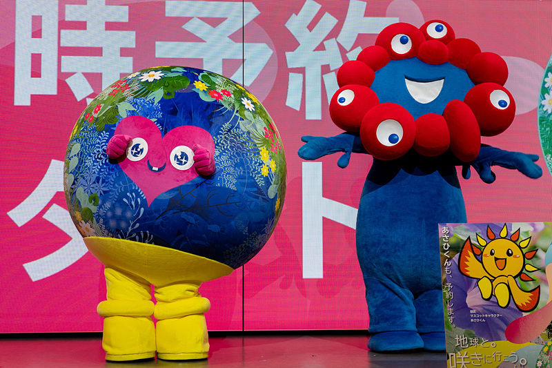 travelwatch_jp's tweet photo. 園芸博開幕まであと半年でミャクミャクとトゥンクトゥンクが共演！　横山大阪市長は関西万博を踏まえて「早めのチケット購入・早期来場」呼びかけ https://t.co/uxnqBHnIlR https://t.co/lJQN8rQBVq
