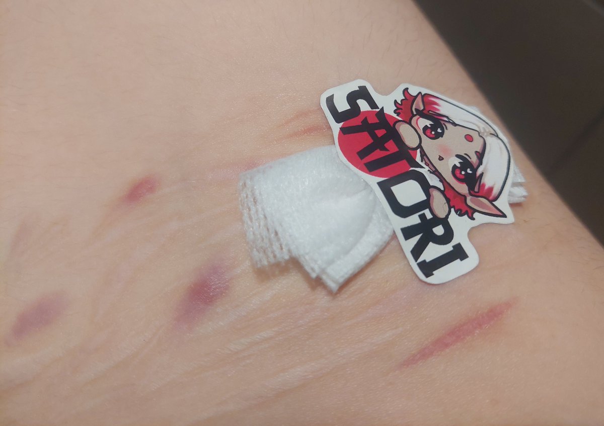 warajellyfish_'s tweet photo. They call me the after care master #shrtwt MAKEUP BTW SFX ^_^ https://t.co/kXeKQxlGnB