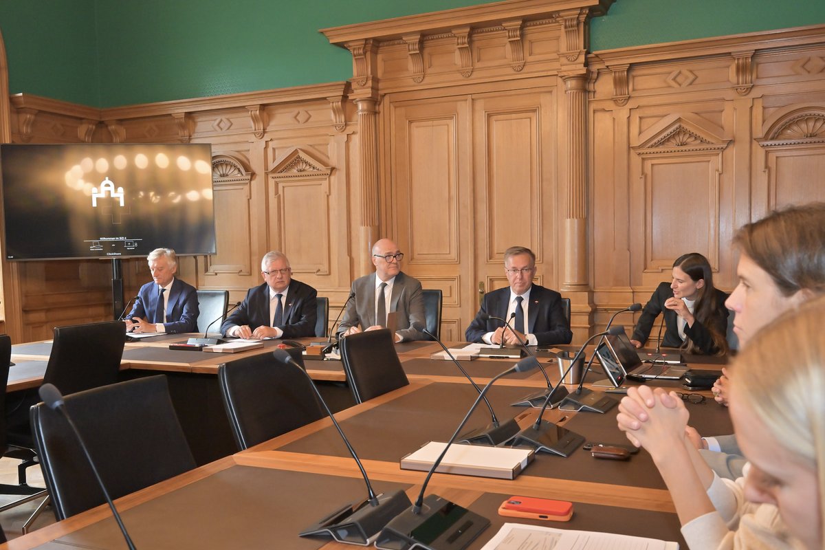 PLinSwitzerland's tweet photo. 🇵🇱🤝🇨🇭 23–24 września posłowie Polsko-Szwajcarskiej Grupy Parlamentarnej odwiedzili Berno. W szwajcarskim parlamencie spotkali się z członkami tamtejszej grupy przyjaźni, w tym Gerhardem Pfisterem. Rozmawiali także z Ministrem Obrony, Martinem Pfisterem.

#MSZ_RP #SejmRP #ParlCH https://t.co/LAkdGEdbKR