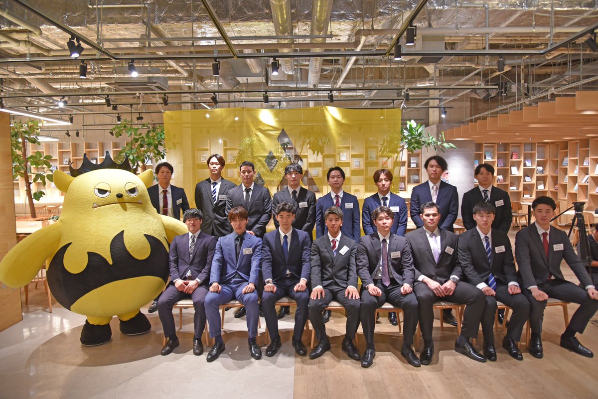 alvamososaka's tweet photo. 【スローオフパーティー🥂】

パートナー企業様や関係者の皆様をお招きし、2026-27シーズンに向けた選手・スタッフのお披露目を行いました。

多くの皆様に支えていただいていることを改めて実感し、選手・スタッフ一同、より一層気を引き締める機会となりました。

#アルバモス大阪高石 https://t.co/sDgI6UIPQ1