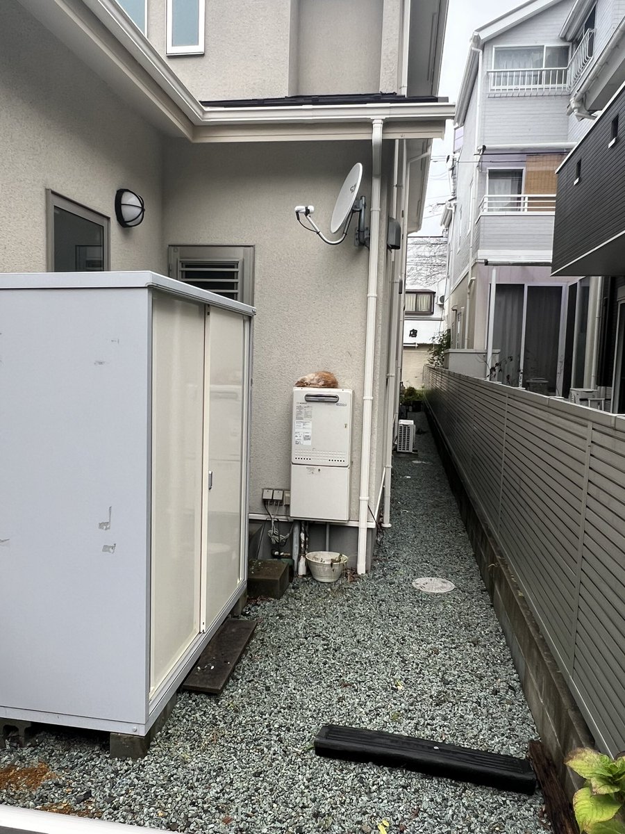 k_take127's tweet photo. お参りの際に発見した暖をとっている塩釜の猫かわゆい
塩釜いる間は晴れ、帰りは土砂降り
ええやん https://t.co/coEbjxcgcb