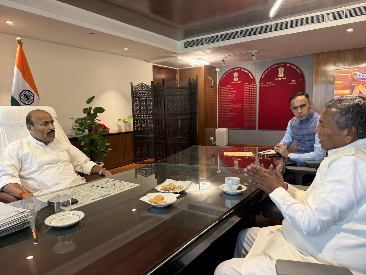 SWDGoK's tweet photo. Today in New Delhi, Hon’ble Minister for Social Welfare, Sri K.H. Muniyappa, met and held discussions with Dr. Virendra Kumar, Hon’ble Union Minister for Social Justice and EmpowermK.H MuniyappaiyDr. Virendra Kumar Kumar 
 #khmuniyappa #socialjustice #VeerendraKumar https://t.co/plbAf8v364