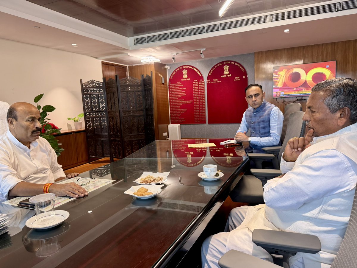 SWDGoK's tweet photo. Today in New Delhi, Hon’ble Minister for Social Welfare, Sri K.H. Muniyappa, met and held discussions with Dr. Virendra Kumar, Hon’ble Union Minister for Social Justice and EmpowermK.H MuniyappaiyDr. Virendra Kumar Kumar 
 #khmuniyappa #socialjustice #VeerendraKumar https://t.co/plbAf8v364